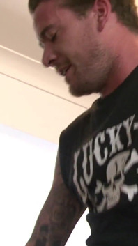 Velký zadek v černých punčochách Kaz B ošukaný Lukem Hotrodem