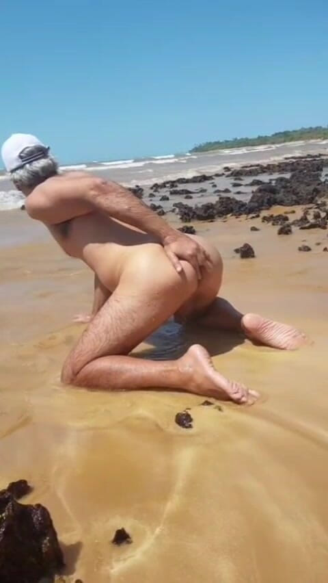 Ladysilvas: Ladysilva desnuda en la playa mostrando su culo caliente