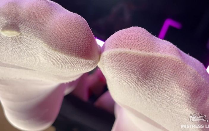 Mistress Legs: バーカウンターの上の白いパンストを履いた愛人の足元