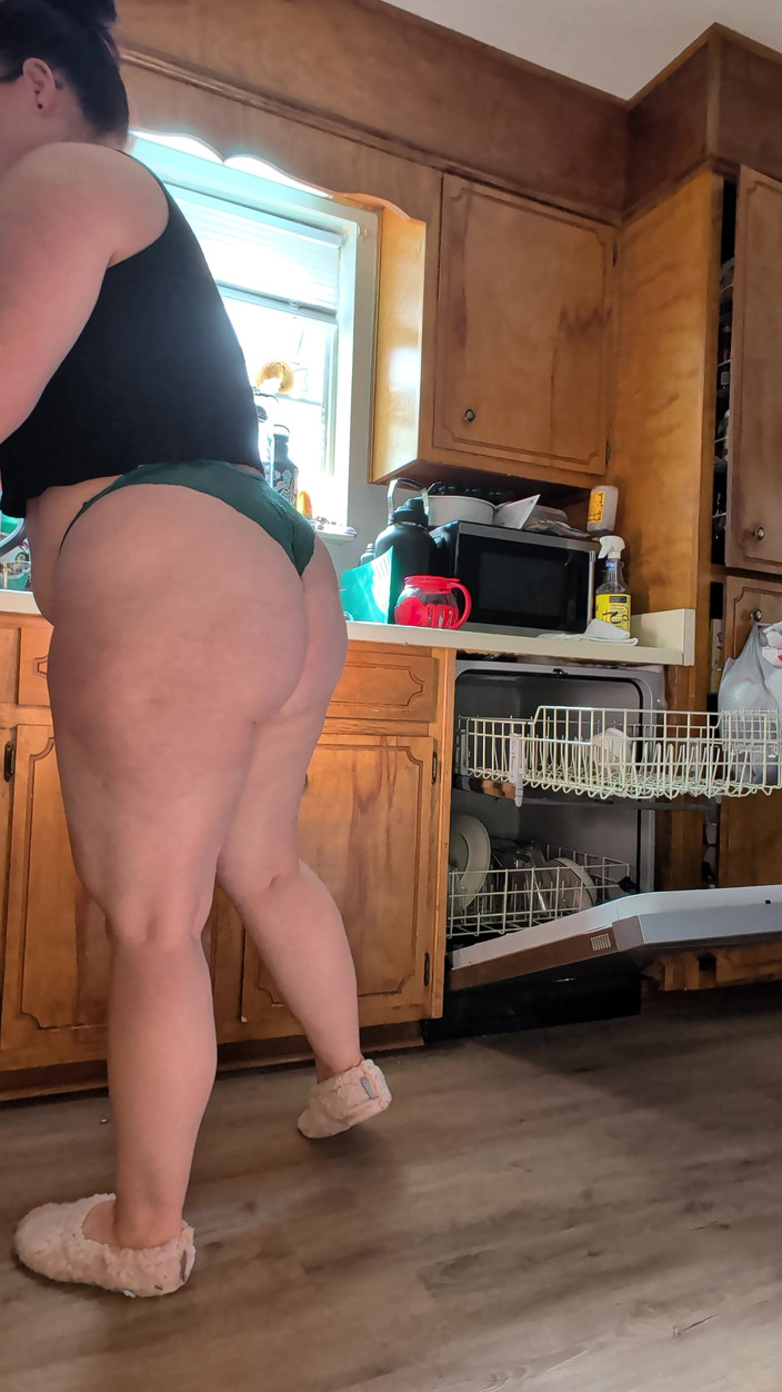 TheKinkyPwrLftr: Cleaning My Kitchen