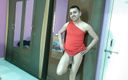 Cute &amp; Nude Crossdresser: Heißer sissy-transvestiert im heißen roten kleid zeigt ihren hintern und...