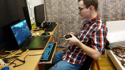 Alex and Luiza: Sexy studentka pomáhá svému nerdy spolužákovi přijít o panenství