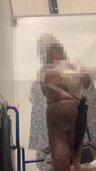 Julie in M&s Umkleidekabine - keine Höschen unter dem rock, Sitzt auf Dildo Dann probiert Röcke in gebräunten strumpfhosen an