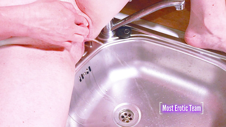 Most Erotic Girl: Campo estivo pisciando nel lavello della cucina