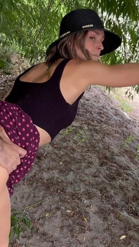 Esposa faz enorme público de engolir porra dupla na praia depois que o marido assiste seu amigo foder / CIM