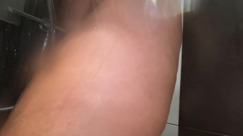 Les Gourmands: I film in close_up on the pierced clitoris, and on...