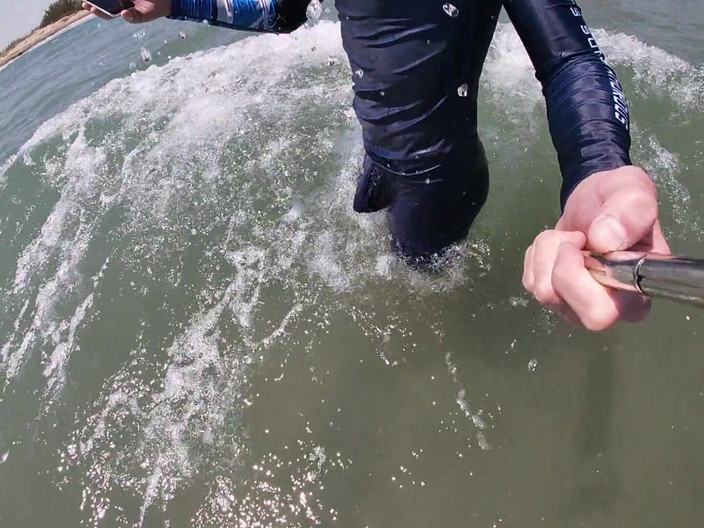 Cool Body: Surferul devine erect în Lycra lui pentru plăcerea oamenilor