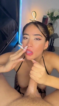 Berambut perang cantik dengan payudara besar dan pencinta rokok suka menghisap zakar besar sambil menghisap rokok