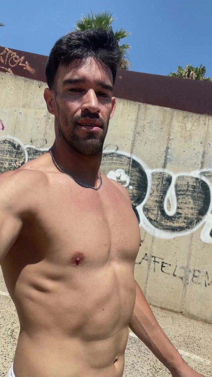 Paul Williams: Bogel di Siang Hari Di Sebelah Keretapi