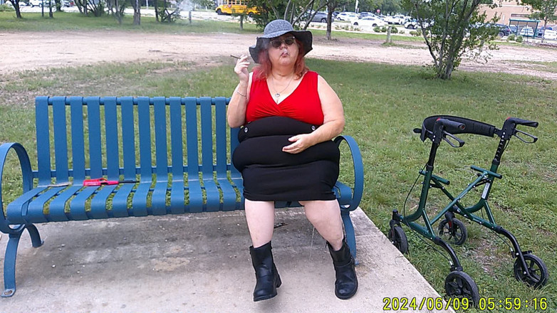 BBW nurse Vicki adventures with friends: Verpleegster Vicki rokend in het park op een bankje, allemaal...