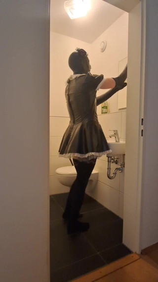 2GirlTs1Cock: La cameriera schiava sissy in gabbia - pulizia del bagno per...