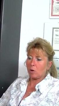 Tlustá zralá dostane sperma na velká prsa od zralého muže