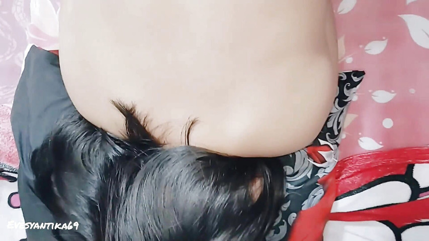 Fucking a beautiful Javanese girl full doggy style, squirting on my back her thick sperm (Evesyantika) Fucking a beautiful Javanese girl full doggy style, squirting on my back her thick sperm (Evesyantika)