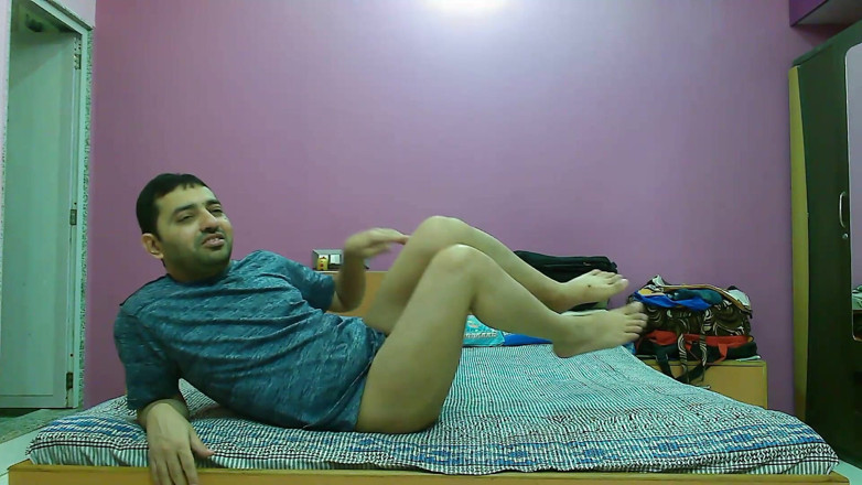 Cute & Nude Crossdresser: Si banci-femboy Sweet Lollipop panas hanya dengan kaos dan mendorong...