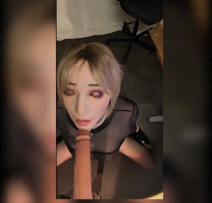 Chatuser: 第一人称视角 吮吸鸡巴，深喉金发女郎穿着靴子，渔网，紧身胸衣和红色 pvc 套装