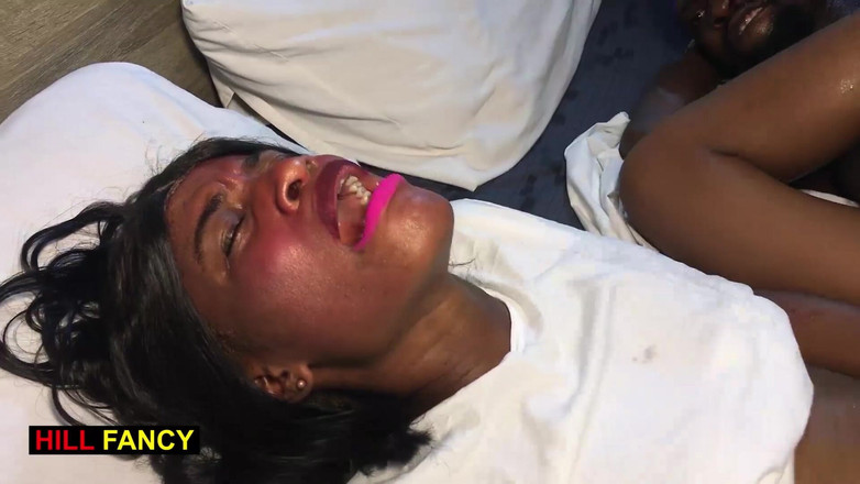 Hill Fancy: Sexy africká teenagerka šuká a stříká na kundičku