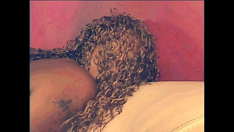 Vintage megastore: Mladá černá dívka s velkými prsy ošukaná a vystříkaná do pusy...