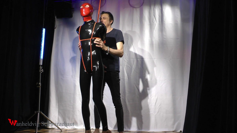 Wanheldvig: Nicky Latexová panenka gagged a provázaná