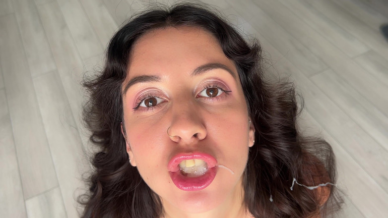Katty West: v ústech si hraje se spermií