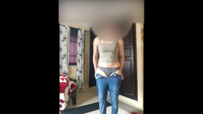 Parihema: シヤはお尻と毛深い秘部を全開で見せます