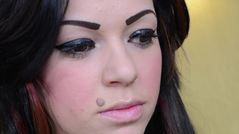 All about pee: Skinny Top Girl Swallow Big Pee of Her Mistress - Drink...