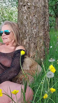 Bunica se excită masturbându-se și țipând afară!