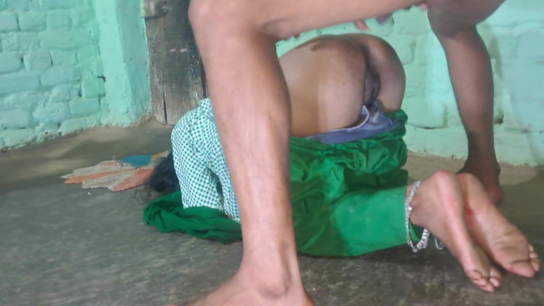 Trilokinath: Iubita indiană studentă face sex rapid cu uniformă