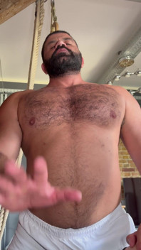 Luchador de karate consigue sus músculos adorados y se masturba
