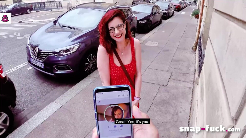 Snap Fuck: 生意気な女の子フローラミラノは彼女の不潔な性交日を楽しんでいます!スナップファック