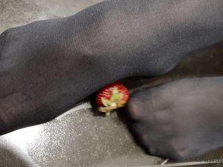 Mistress Legs: Écrasement de fraises avec des talons hauts