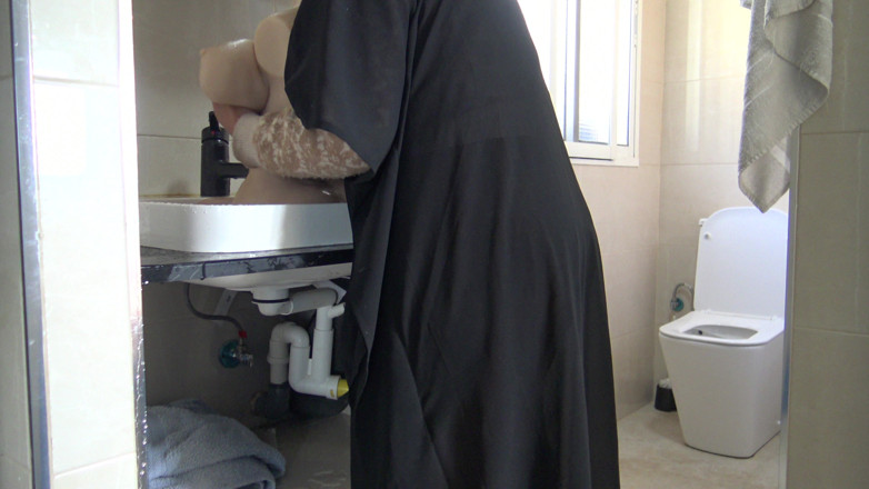 Souzan Halabi: Lesbische arabische milf im hijabi wäscht die enge muschi ihrer...