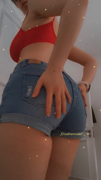 シアーレッドブラにタイトなリトルジーンショーツ