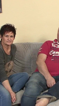 Une MILF brune fait jouir une bite en 69 en se léchant la chatte