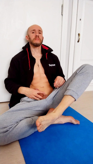 Dennis0417: Bu adam mastürbasyon için ayağa kalkmıyor bile