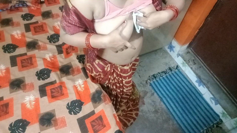 Manjushukla: Bhabhi India yang sangat cantik dalam Saree Merah
