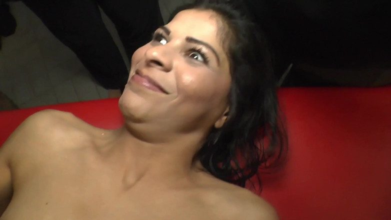 Bukkake Partys: 全方位服务荡妇！Cora Pearl