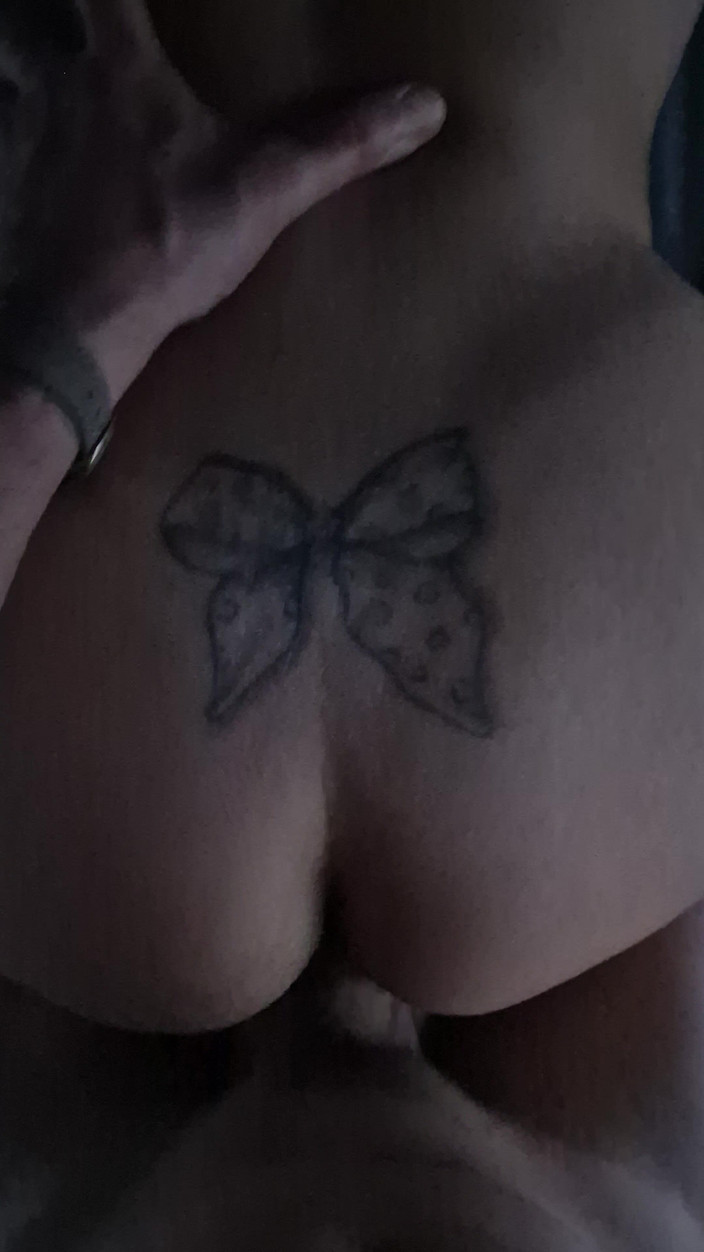 SFHarcerska: タトゥーと射精したお尻のホットな女の子との夜のセックス