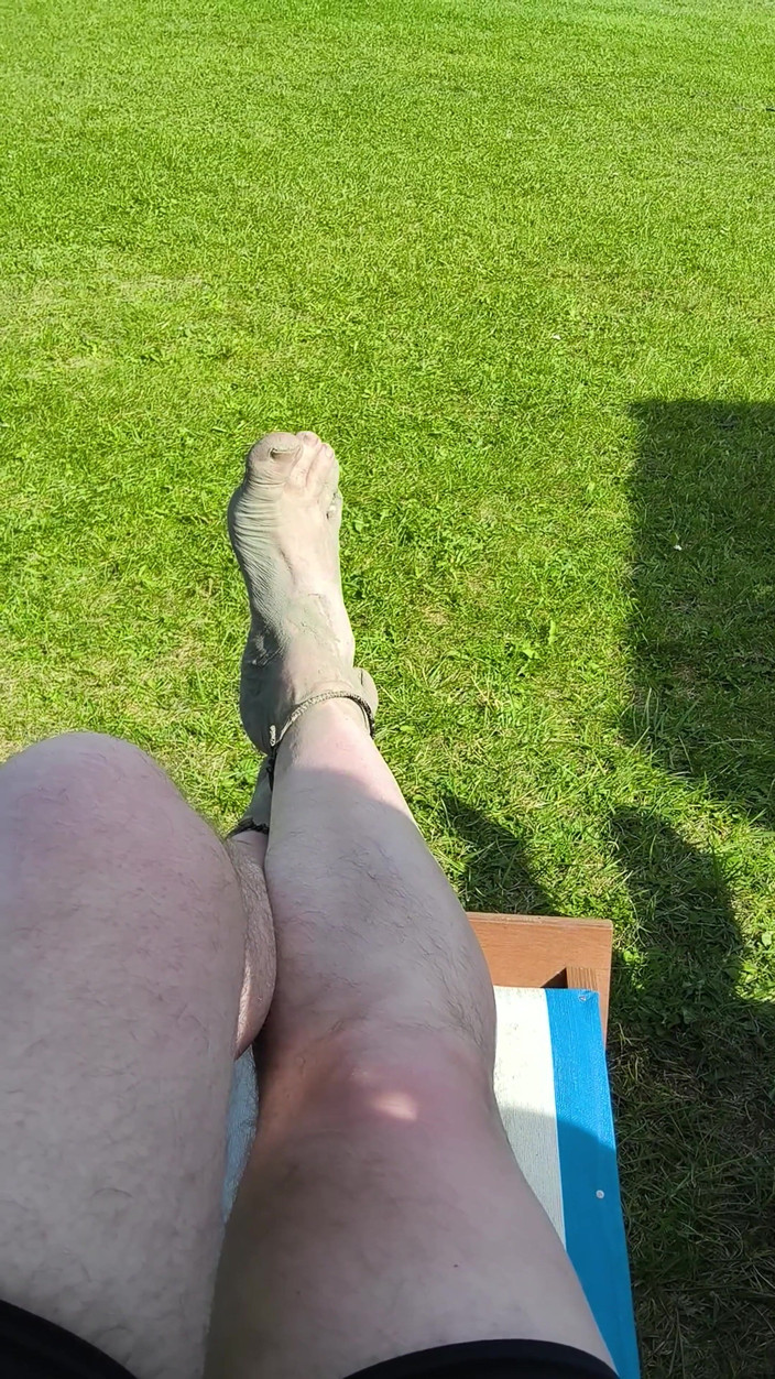 Footfetish: Barefoot Waiting for the Tide on the Beach