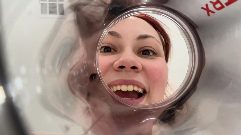 Lenna Lux: Giantess seni kahvede yutuyor