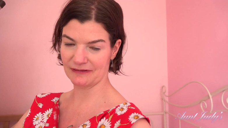 Aunt Judy's: 44 yaşındaki orta yaşlı seksi kadın Jenny klitorisle oynuyor
