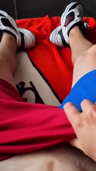 Junger twink-footballer wichst, ohne seine turnschuhe ausziehen