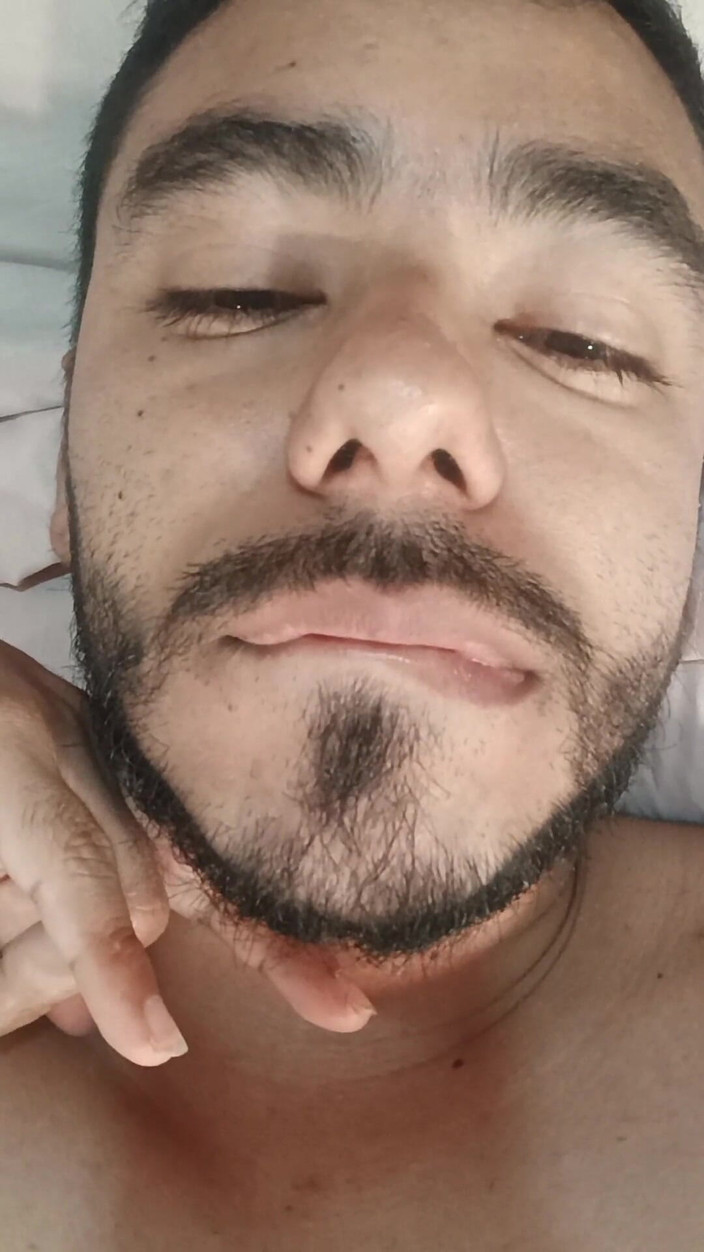 Tommhot: Un jeune homme barbu se filme et jouit très chaud