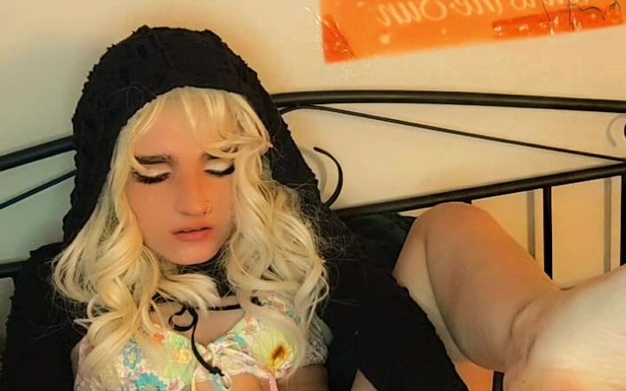 Moondrugz: Une blonde éjacule sur ses jouets avec sa chatte juteuse, trop étroite...