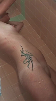Eine dusche und rasur vor dem blankziehen