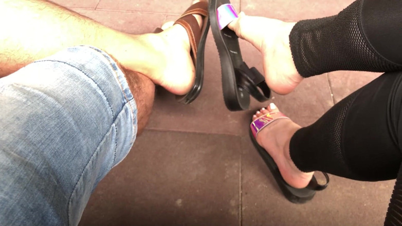 Goddess Misha Goldy: Sandal luar ruangan menjuntai &amp; menggoda dengan alpha! Fetish kaki kotor!