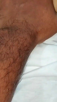 Stiefschweder eingeladen, ihr bett mit mir zu teilen. Endet mit ihrer muschi fingern bis zum squirting-orgasmus