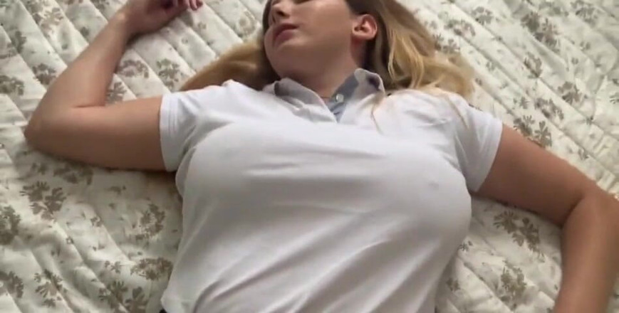 Ivana Montana: Padrastro sedujo a la chica para follar después de clase