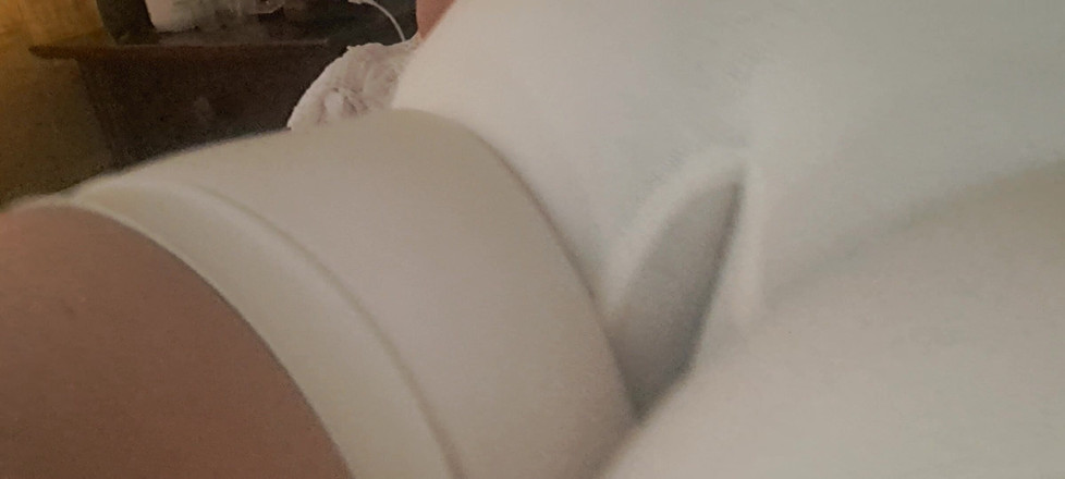 Mommy big hairy pussy: De lijn van de vagina van de MILF is gemarkeerd...