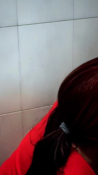 Facial sous la douche publique - la coach récompense son jeune athlète