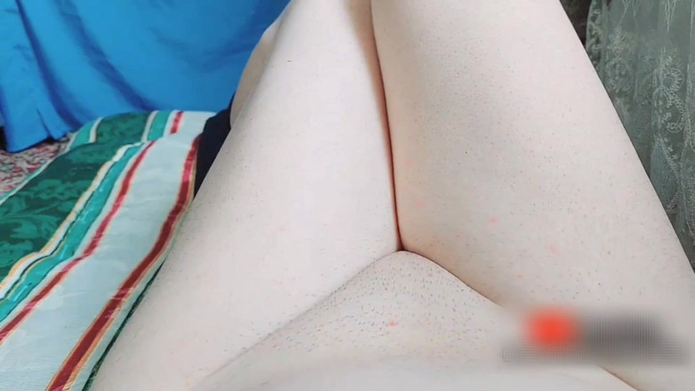 Kitty_Cross: Släta ben söt liten kuk före cumming onani